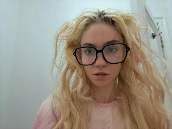 
                Граймс сделала массивную татуировку на лице            