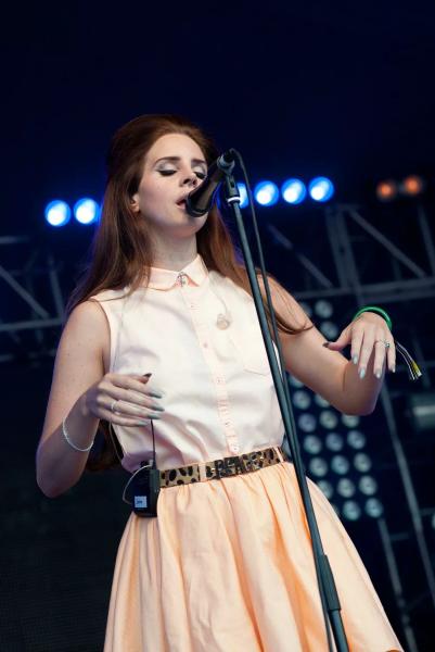 
                Девичий кэжуал и голливудский гламур: ДНК стиля Ланы Дель Рей            