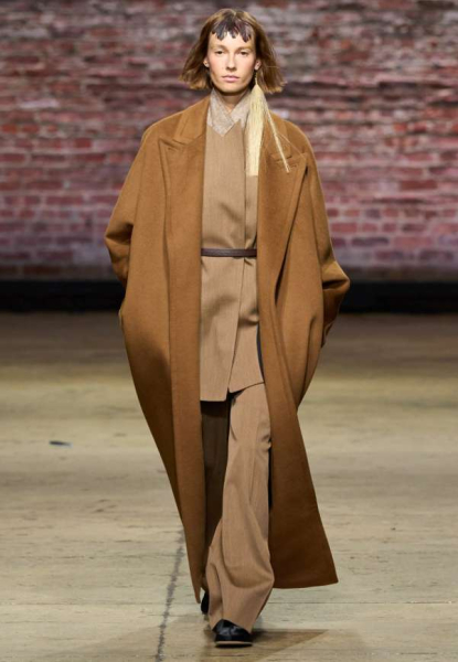 Четкая линия: 5 модных силуэтов пальто этой осени, какие брать и с чем носить Четкая линия: 5 модных силуэтов пальто этой осени, какие брать и с чем носить