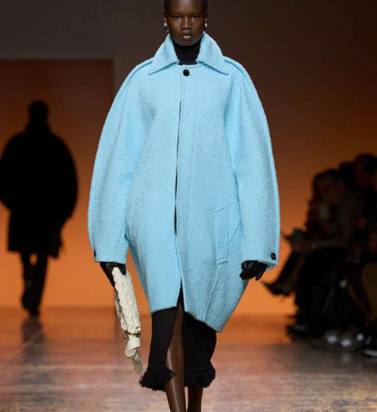 Четкая линия: 5 модных силуэтов пальто этой осени, какие брать и с чем носить Четкая линия: 5 модных силуэтов пальто этой осени, какие брать и с чем носить