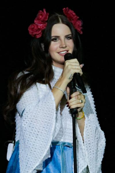 
                Девичий кэжуал и голливудский гламур: ДНК стиля Ланы Дель Рей            