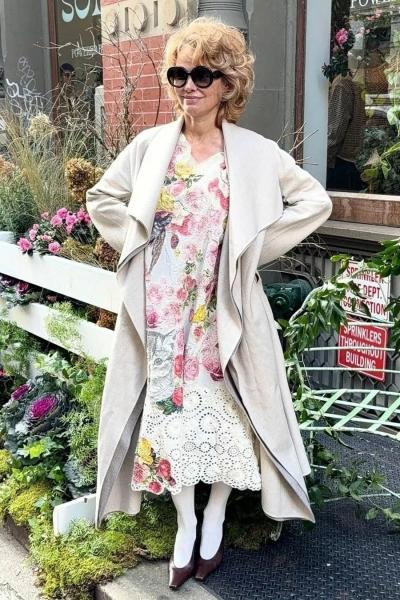 
                Образ дня: Памела Андерсон в цветочном платье тургеневской барышни            