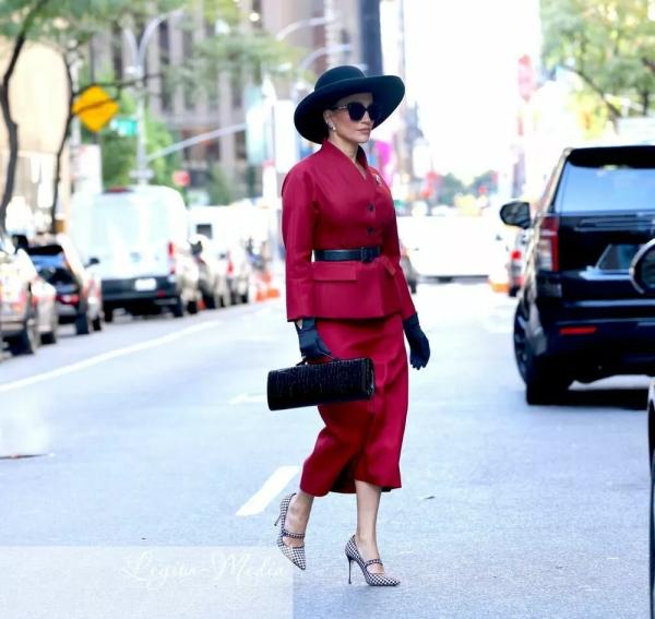 
                Дженнифер Лопес появилась на улицах Нью-Йорка в малиновом костюме             