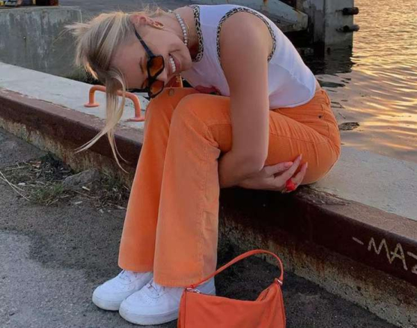 Джинсы mom fit опять актуальны: как их носить этим летом — 5 советов стилиста