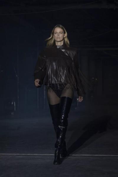 
                Наталья Водянова, Кара Делевинь и Стелла Максвелл дефилируют по подиуму в Париже            