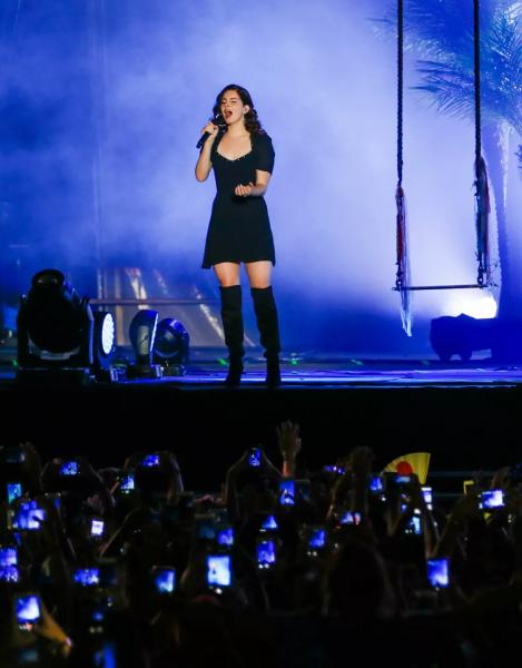 
                Девичий кэжуал и голливудский гламур: ДНК стиля Ланы Дель Рей            