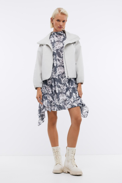 Топ-10 трендовых женских ветровок на весну-2025: подборка актуальных стилей Топ-10 трендовых женских ветровок на весну-2025: подборка актуальных стилей