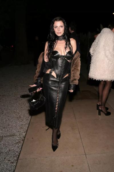 Образ дня: Джулия Фокс в кожаном платье на Неделе моды в Лондоне
Образ дня: Джулия Фокс в кожаном платье на Неделе моды в Лондоне