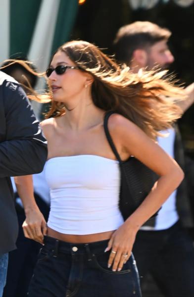 С чем носить топ-бандо: показывают селебрити
С чем носить топ-бандо: показывают селебрити