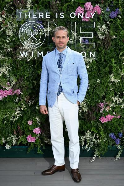 
                Чарли Ханнэм показывает, как носить неформальный брючный костюм            