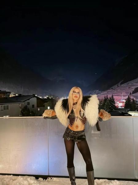 Рита Ора отправилась на горнолыжный курорт на каблуках
Рита Ора отправилась на горнолыжный курорт на каблуках