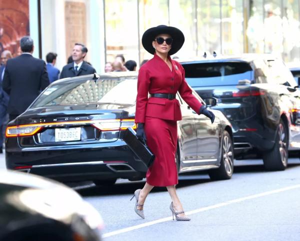 
                Дженнифер Лопес появилась на улицах Нью-Йорка в малиновом костюме             