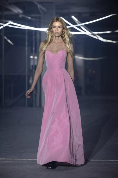 
                Наталья Водянова, Кара Делевинь и Стелла Максвелл дефилируют по подиуму в Париже            