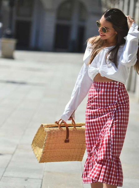 Французский акцент: простые способы стильно вписать клетку виши в летний гардероб Французский акцент: простые способы стильно вписать клетку виши в летний гардероб
