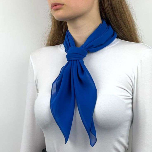 Галстук, бабочка, шейный платок: что в тренде этой осенью в женском гардеробе