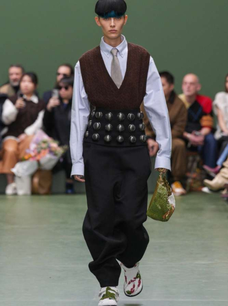 Как носить мужской галстук модной девушке этой зимой: 5 стильных решений