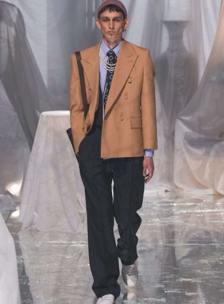 Как носить мужской галстук модной девушке этой зимой: 5 стильных решений