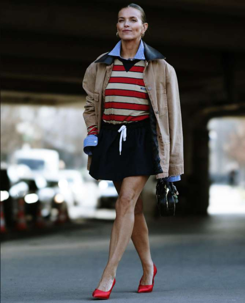 Как звезда: как стилизовать осенью поло в полоску, с чем носить