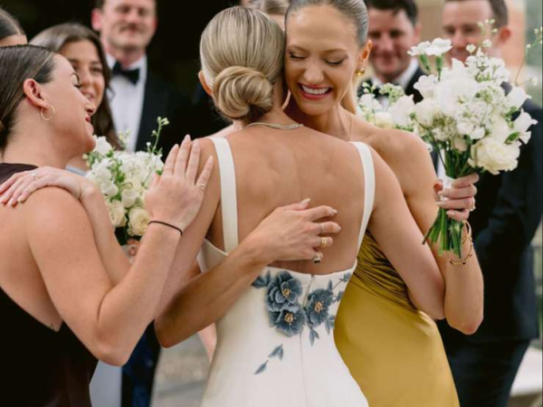 Летняя свадьба 2025: модные тренды и советы стилиста для невест