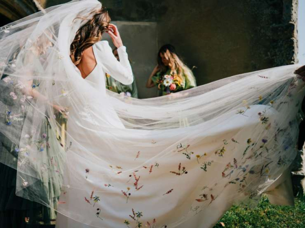 Летняя свадьба 2025: модные тренды и советы стилиста для невест