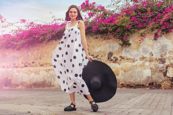 Мило и женственно: как и с чем носить летом платье в горошек Мило и женственно: как и с чем носить летом платье в горошек