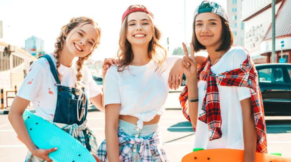 От худи и оверсайза до ярких аксессуаров: что выбирают школьники сегодня От худи и оверсайза до ярких аксессуаров: что выбирают школьники сегодня