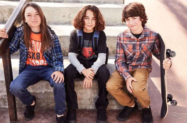 От худи и оверсайза до ярких аксессуаров: что выбирают школьники сегодня От худи и оверсайза до ярких аксессуаров: что выбирают школьники сегодня