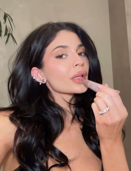 Пять бьюти-секретов Кайли Дженнер: как оставаться иконой в 2025-м Пять бьюти-секретов Кайли Дженнер: как оставаться иконой в 2025-м