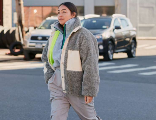 Под лаской плюшевого пледа: как и с чем носить флисовые толстовки Под лаской плюшевого пледа: как и с чем носить флисовые толстовки