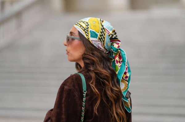 Подари мне платок: как стильно носить его осенью 2025 Подари мне платок: как стильно носить его осенью 2025