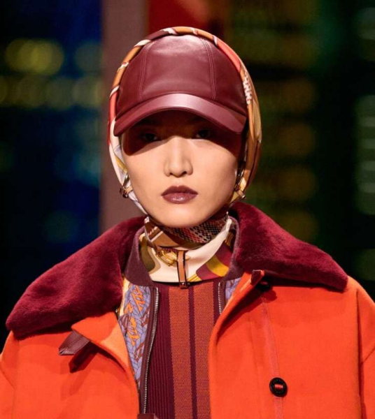 Подари мне платок: как стильно носить его осенью 2025 Подари мне платок: как стильно носить его осенью 2025