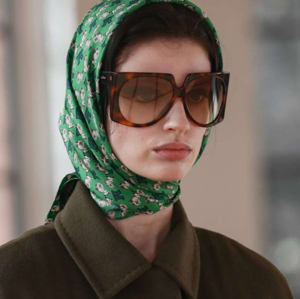 Подари мне платок: как стильно носить его осенью 2025 Подари мне платок: как стильно носить его осенью 2025