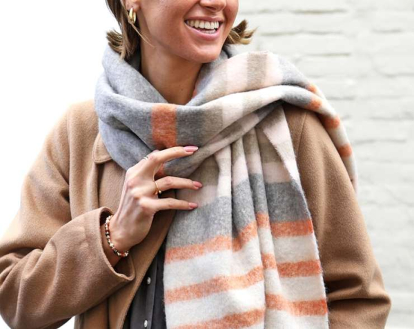 Полосатый рейс: как вписать этот принт в зимний гардероб, советы стилиста