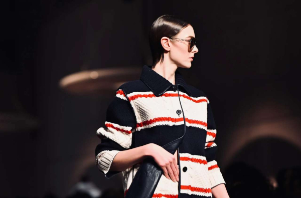 Полосатый рейс: как вписать этот принт в зимний гардероб, советы стилиста