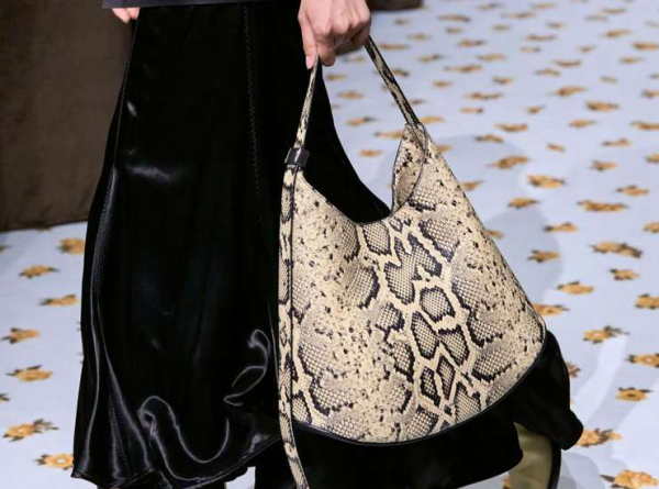 Стильная альтернатива леопарду: как носить змеиный принт осенью Стильная альтернатива леопарду: как носить змеиный принт осенью