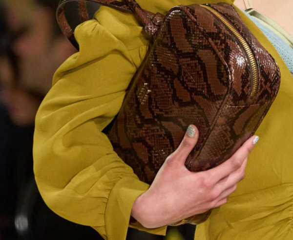 Стильная альтернатива леопарду: как носить змеиный принт осенью Стильная альтернатива леопарду: как носить змеиный принт осенью